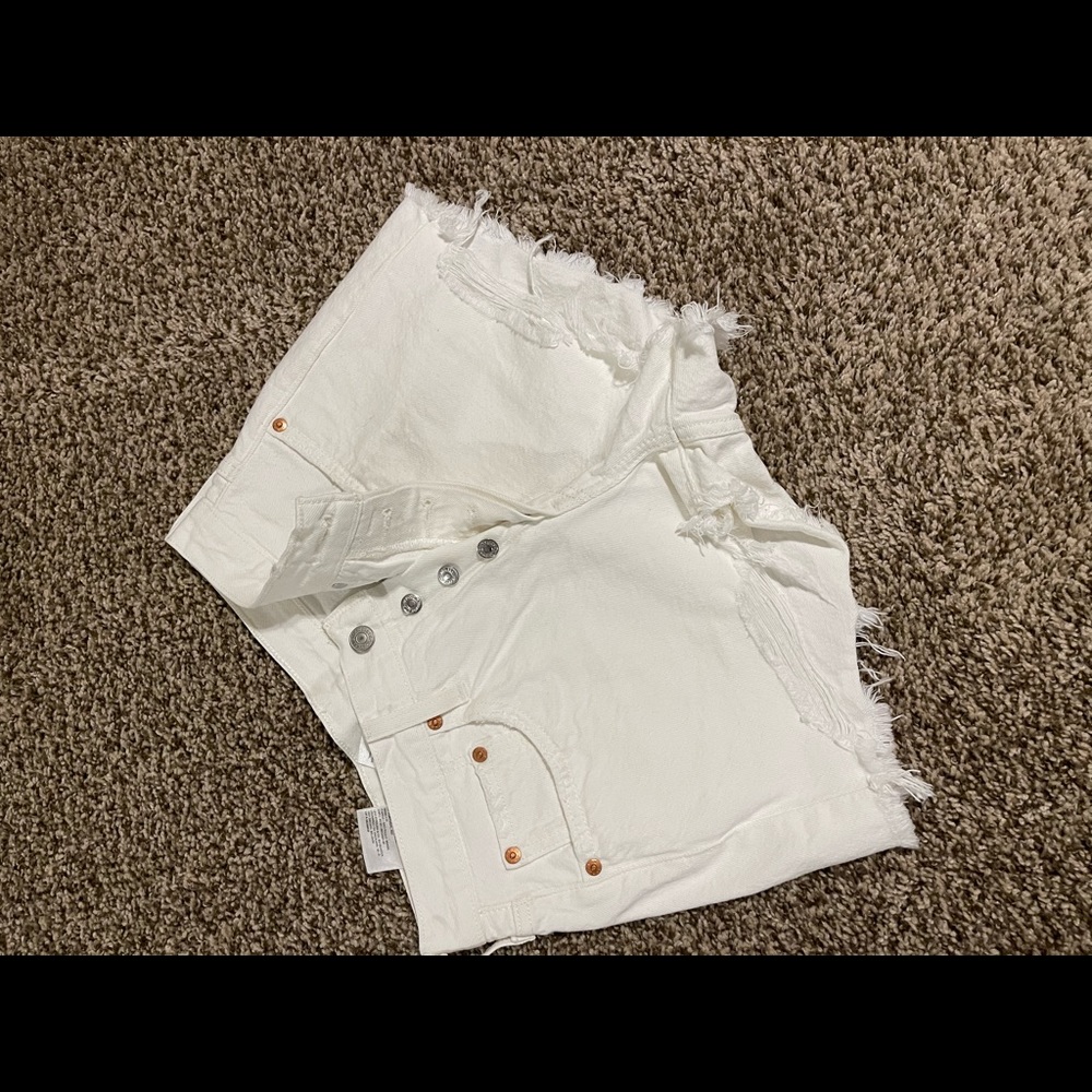 Wmns White Levi’s 501 cut off shorts